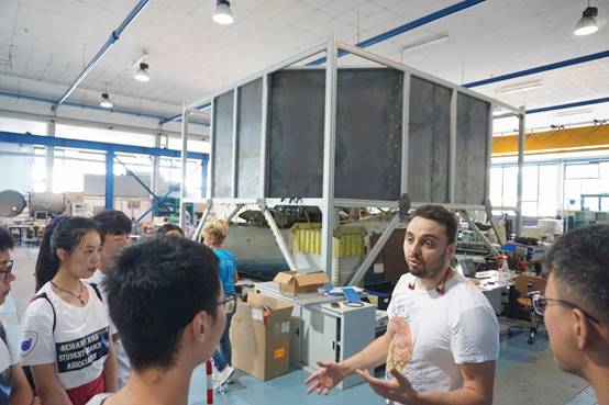 米兰理工的学生在介绍试验设施